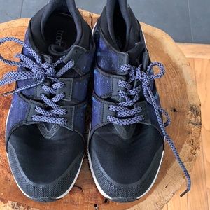 Adidas training dark blue tennis shoe